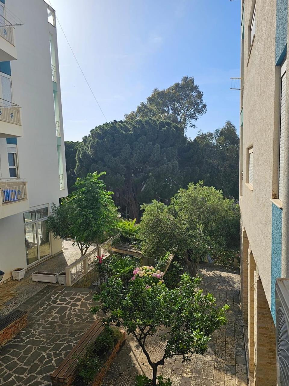 Redsun Apartment Vlore Bagian luar foto